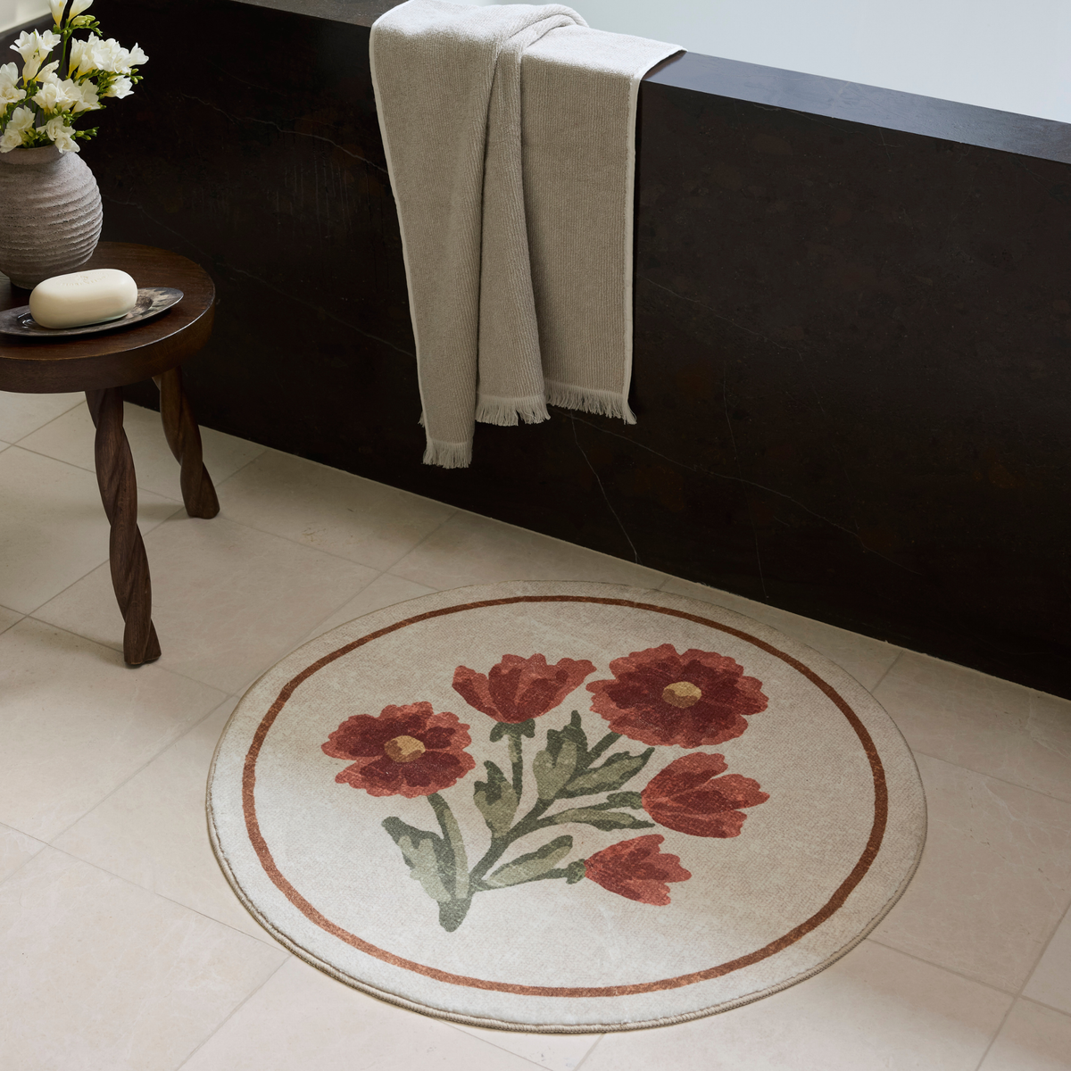 Clove CLO-01 (Chris Loves Julia × Loloi) Round Bath Mat [Ivory/Red]