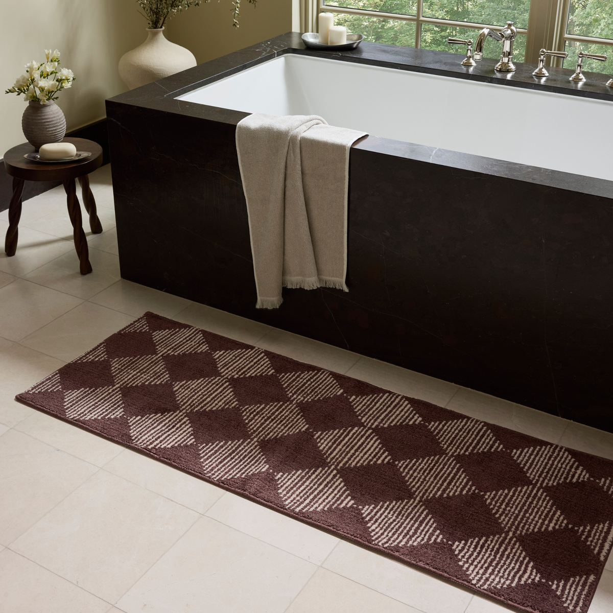 Lawrence (Chris Loves Julia × Loloi) LAW-01 Bath Mat [Plum/Ivory]