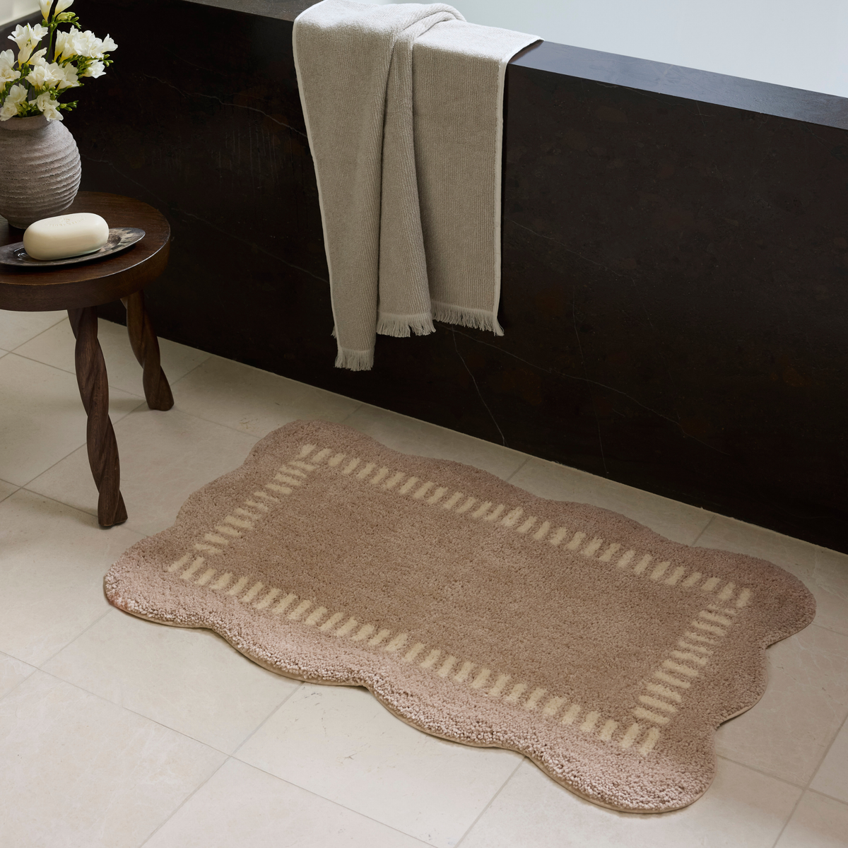 Valerie (Chris Loves Julia × Loloi) VLR-01 Bath Mat [Blush/Ivory]