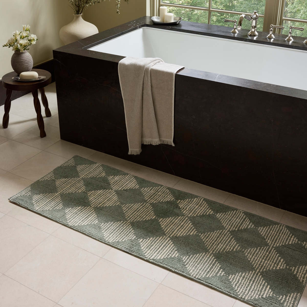 Lawrence (Chris Loves Julia × Loloi) LAW-01 Bath Mat [Mist/Ivory]