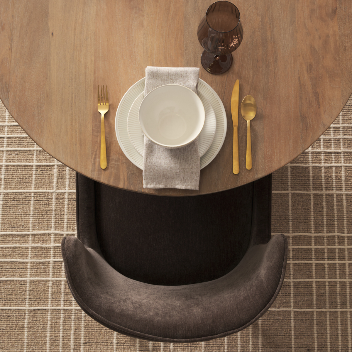 Isla Oval Dining Table