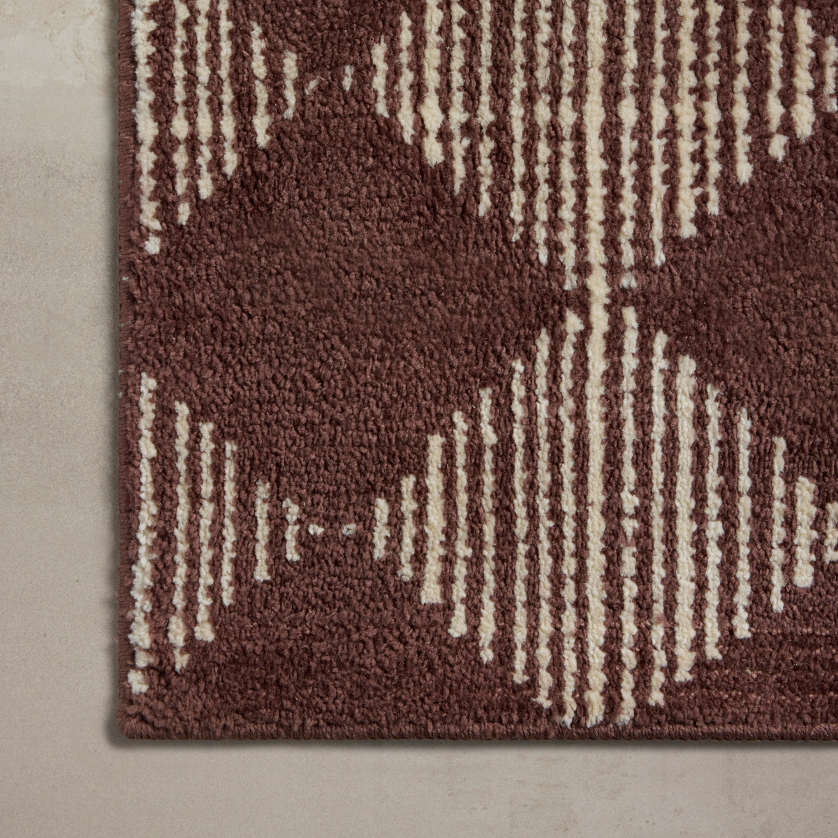 Lawrence (Chris Loves Julia × Loloi) LAW-01 Bath Mat [Plum/Ivory]