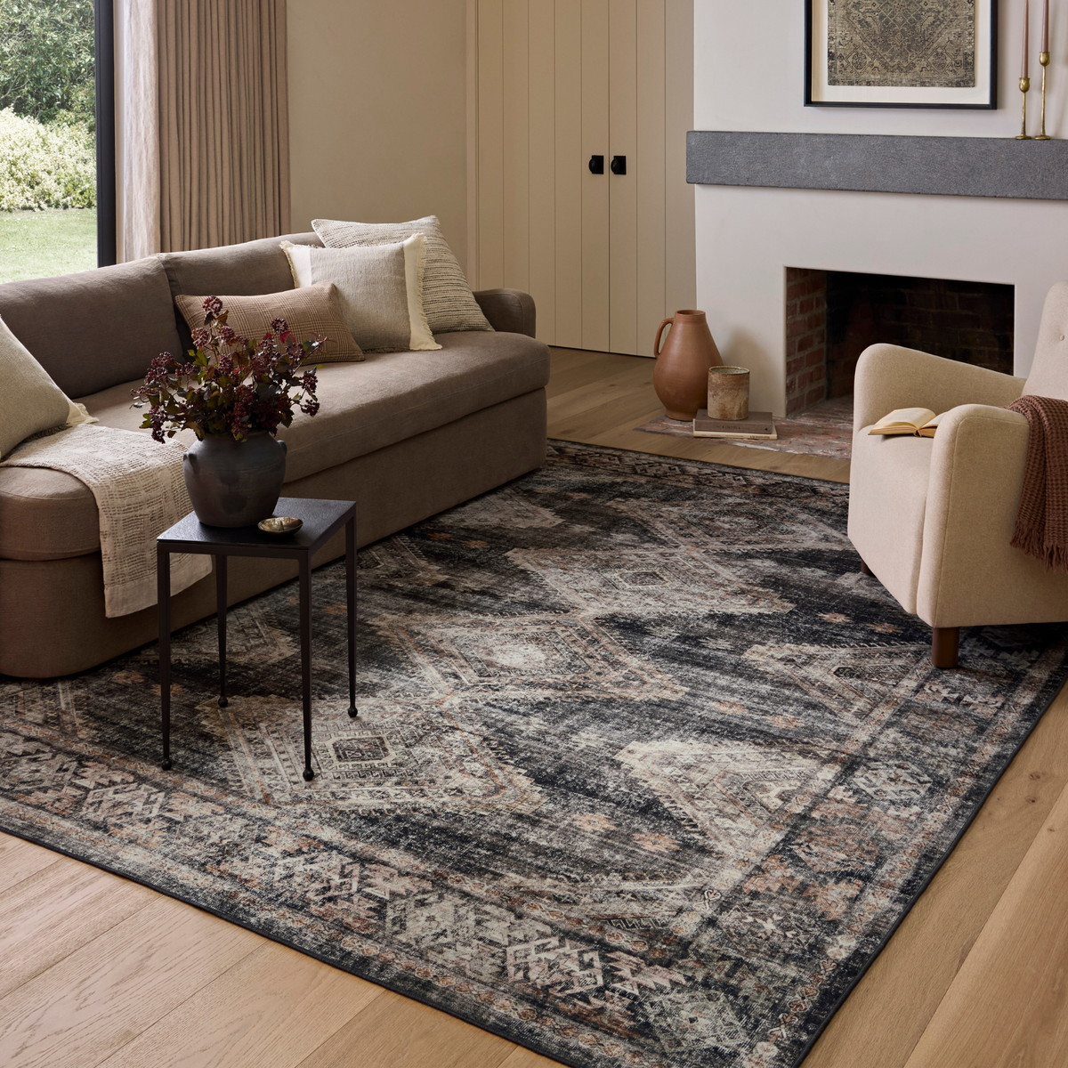 Josie (Amber Lewis × Loloi) JOS-04 Machine Washable Rug [Ink/Earth]